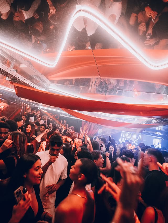 Ambiance lumières et foule à l'Azùl Club